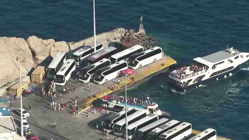 Massentourismus: Ferieninsel Santorini an der Belastungsgrenze, Video Screenshot, tags: 17.000 einem - youtube