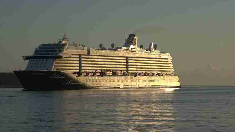 Zum letzten Wochenende der Kieler Woche 2019 kamen gleich 3 Kreuzfahrtschiffe nach Kiel. Den Anfang machte die MEIN SCHIFF4 von Tui Cruises, es folgte die MSC MERAVIGLIA, das größte Schiff 2019 in Kiel von MSC und zum schluss die AIDAprima von Aida
Das Wetter spielte gut mit und die Sonne kam raus.
Ich hoffe, euch gefällt das Video.
Ich freue mich über jedes Like, Abo oder Kommentar
Viel Spaß beim Anschauen., tags: drei gleichzeitig - Youtube