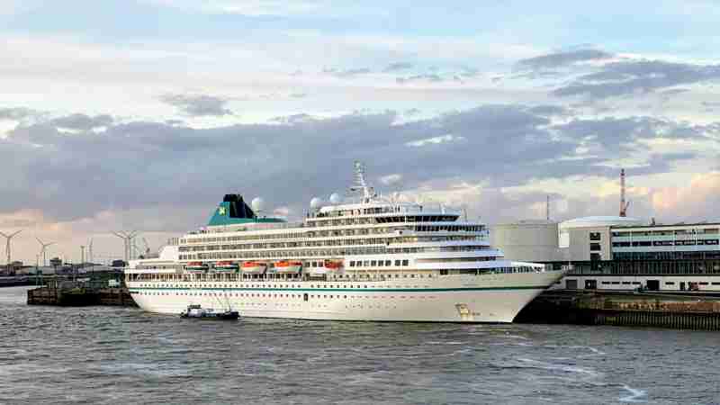 A large cruise ship at a pier in Bremerhaven, Germany, during the day., tags: zu - pexel
